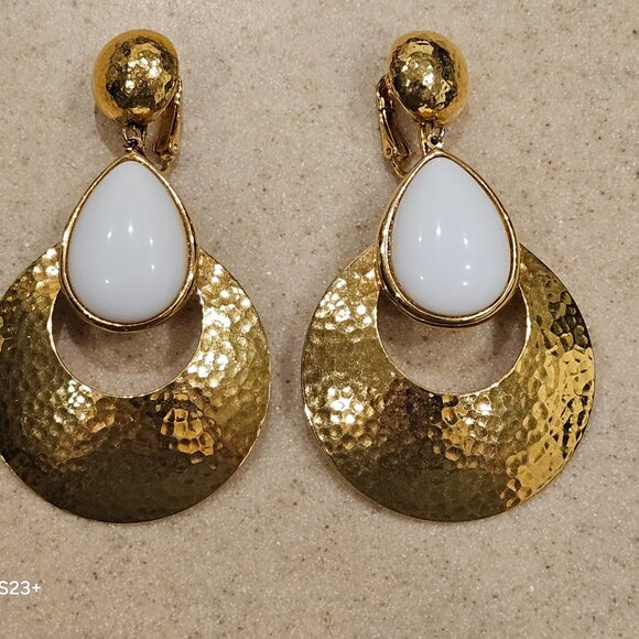 STATEMENT JOSE MARIA BARRERA WHITE HAMMERED GOLD DROP DANGLE CHANDELIER EARRINGS - Picture 4 of 11